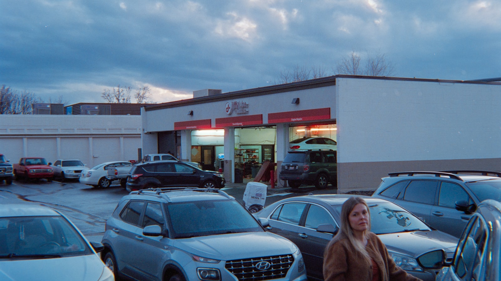 Oto servis dış cephe ve giriş alanı