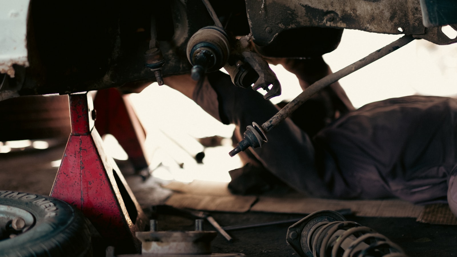 Fren ve süspansiyon kontrolü için liftte araç