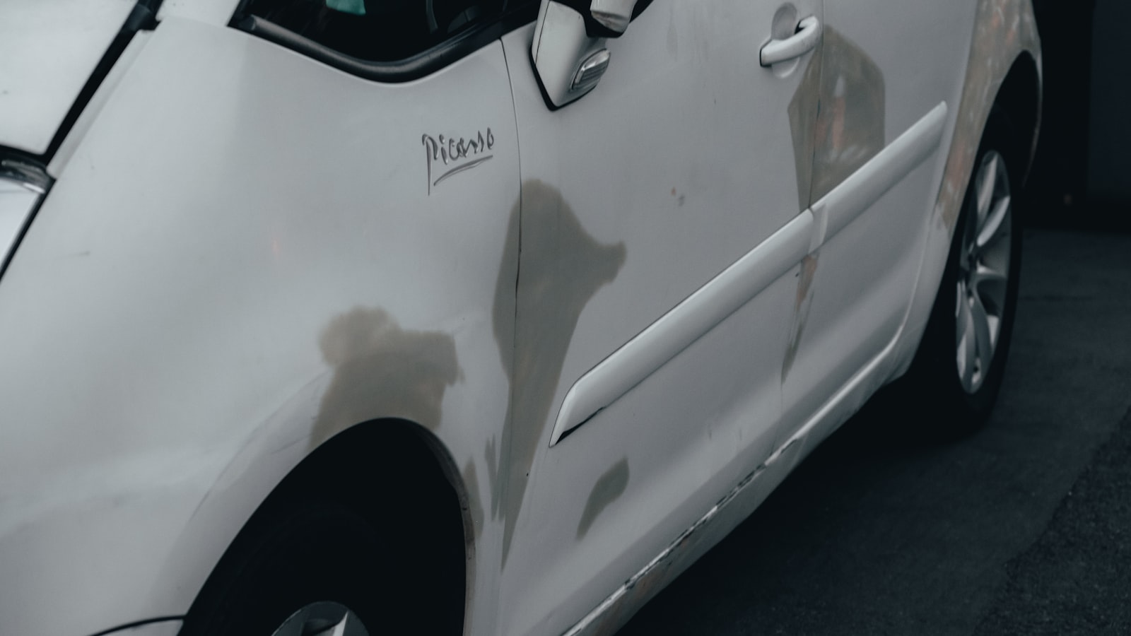 Kaporta boya kontrolü yapılan araç yüzeyi