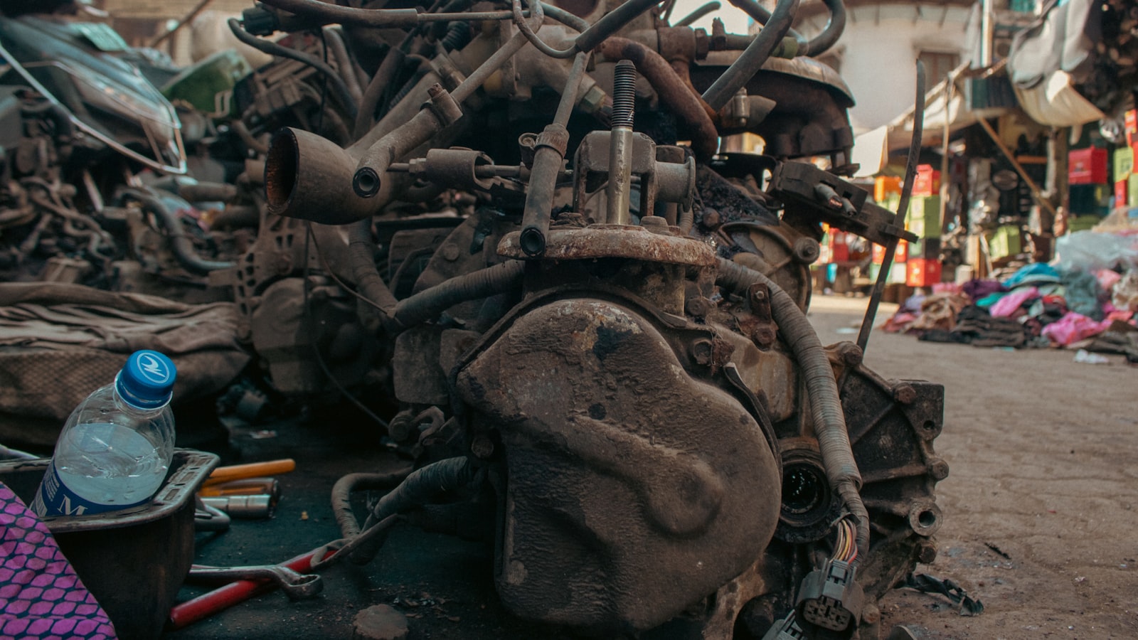 Motor ekspertizi için kaputu açık araç