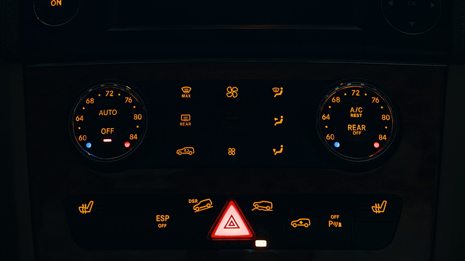 Araç gösterge panelinde elektronik uyarılar