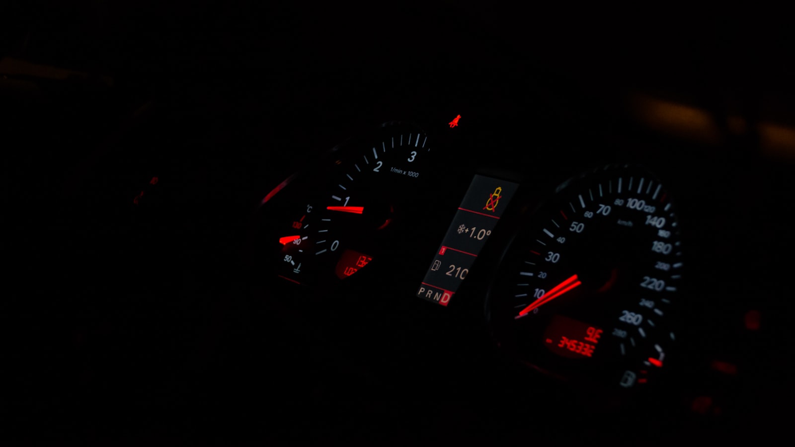 Araç gösterge panelinde elektronik uyarılar