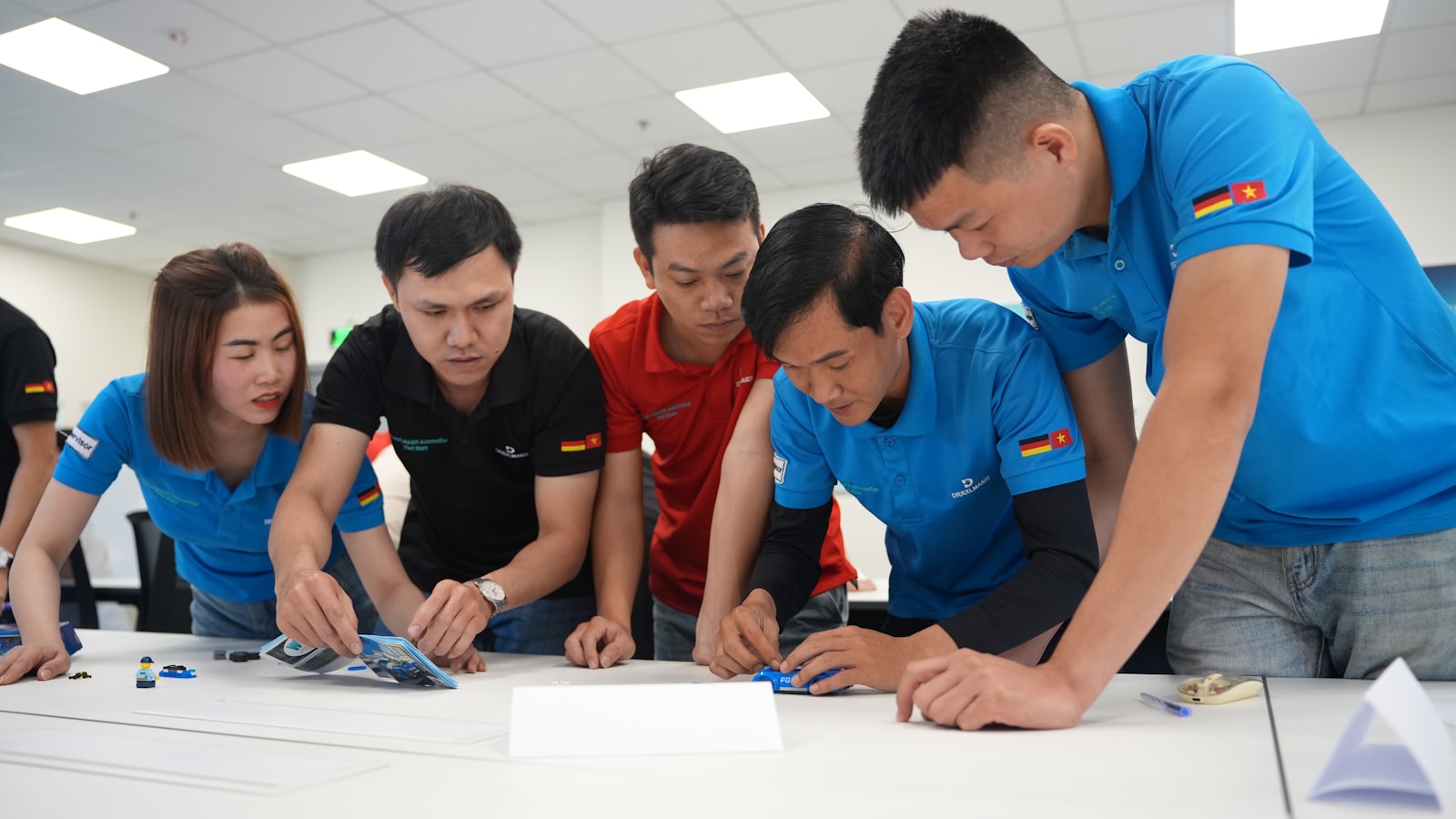 Ekspertiz merkezinde araç inceleme alanı