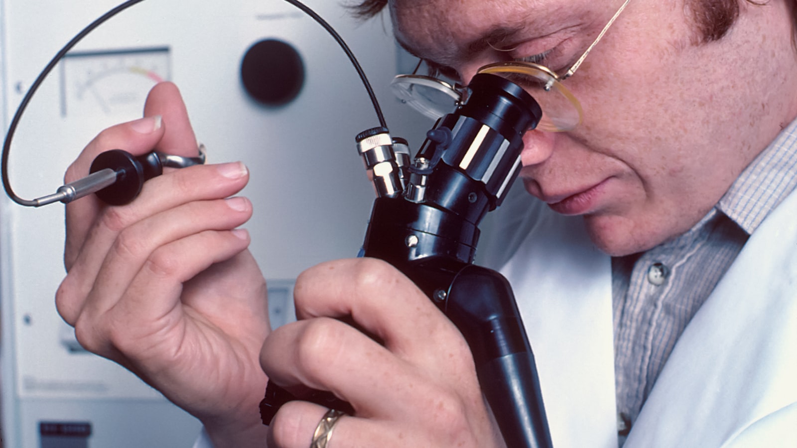 OBD cihazı ile elektronik kontrol yapan uzman