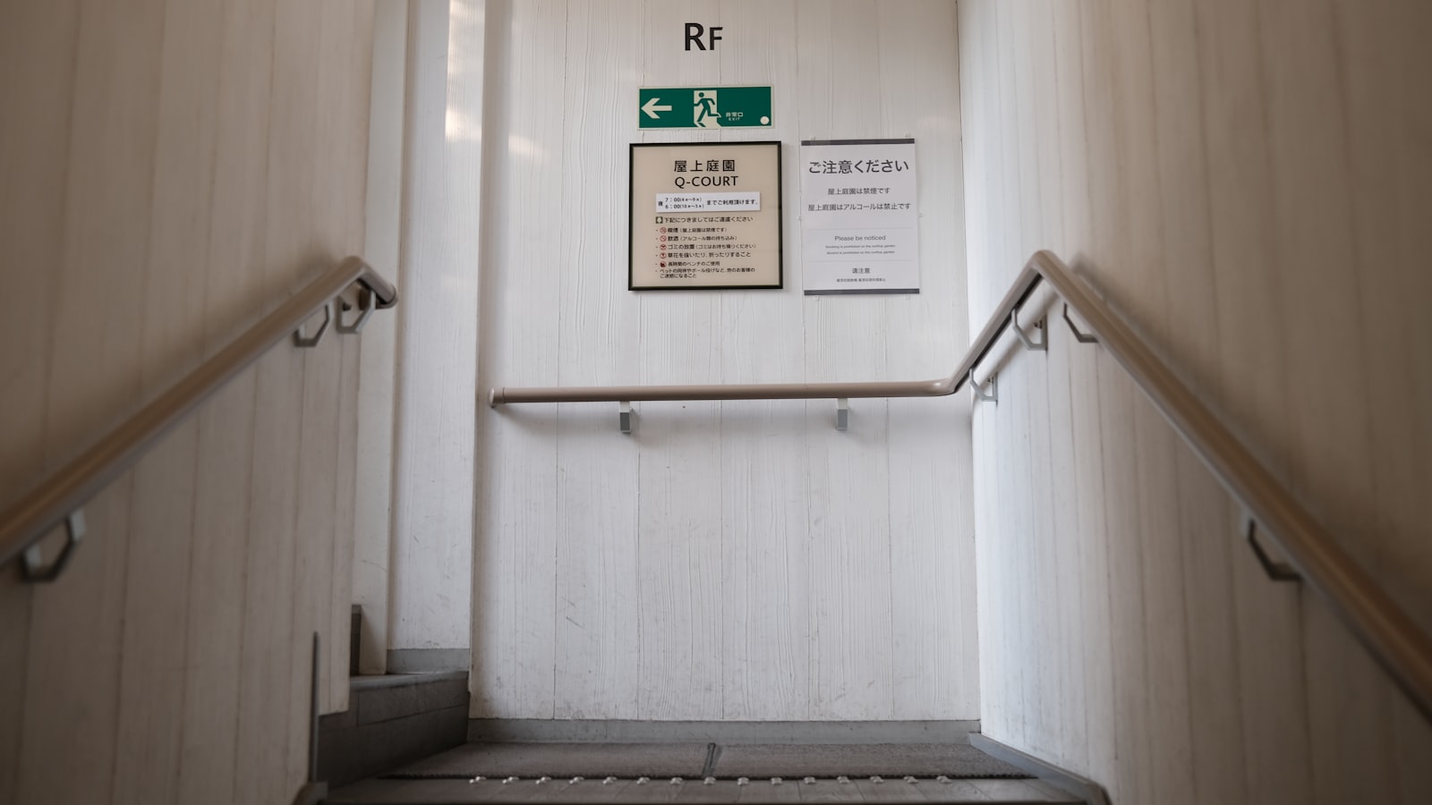 Lift üzerinde alt takım kontrolü yapan teknisyen